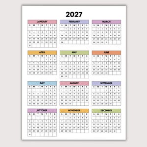 Puede incluir: Un calendario anual de 2027 impreso sobre un fondo blanco. El calendario presenta doce cuadrículas mensuales dispuestas en cuatro filas de tres. Cada mes está etiquetado con su nombre en texto negro e incluye una cuadrícula para los días.