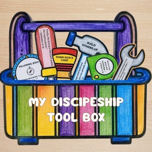 Peut inclure: Une boîte à outils colorée et dessinée à la main avec le texte "MY DISCIPLESHIP TOOL BOX". La boîte à outils contient divers outils et des étiquettes avec des phrases religieuses, dont "FOLLOWING JESUS" et "SHINE GOD'S LIGHT."