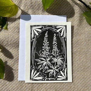 Tarjeta de felicitación en blanco con estampado de flores de lupino