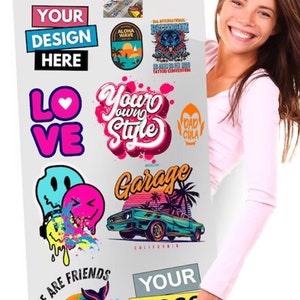 Pu&ograve; includere: Un foglio bianco con vari disegni colorati stampati su di esso. Il foglio &egrave; largo 22 pollici e presenta disegni come "Il Tuo Design Qui", "Amore", "Il Tuo Stile Personale", "Garage", "Siamo Amici" e "Il Tuo Logo Qui".