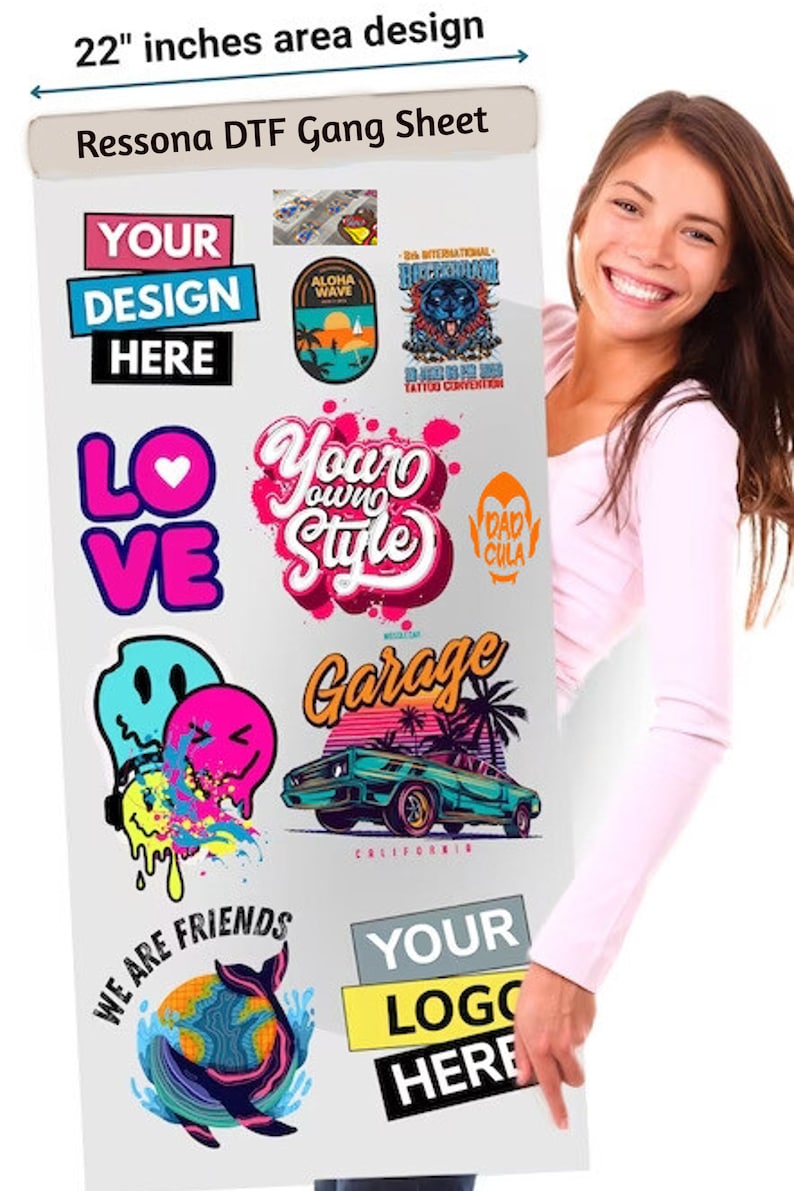 Pu&ograve; includere: Un foglio bianco con vari disegni colorati stampati su di esso. Il foglio &egrave; largo 22 pollici e presenta disegni come "Il Tuo Design Qui", "Amore", "Il Tuo Stile Personale", "Garage", "Siamo Amici" e "Il Tuo Logo Qui".