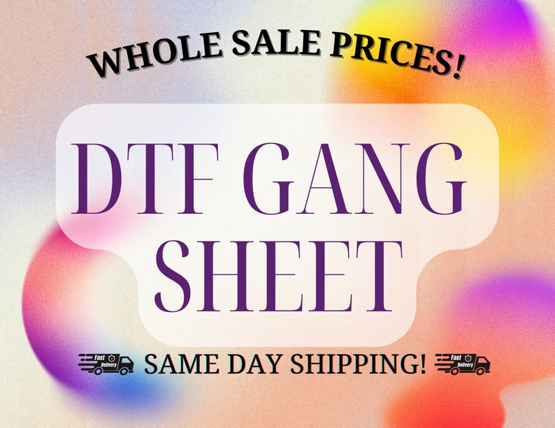 Pu&ograve; includere: Una grafica colorata con il testo "WHOLE SALE PRICES!" e "DTF GANG SHEET" in un rettangolo bianco arrotondato. Il testo "SAME DAY SHIPPING!" &egrave; sotto il rettangolo con un'icona di camion di consegna in bianco e nero su entrambi i lati.