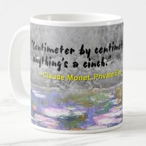 Könnte beinhalten: Eine weiße Keramiktasse mit einem Zitat von Claude Monet, Privatdetektiv: "Zentimeter für Zentimeter, alles ist ein Kinderspiel." Das Zitat ist in schwarzer Schrift auf grauem Hintergrund. Die Tasse zeigt ein farbenfrohes abstraktes Design von Seerosen.
