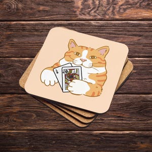 Dessous de verre chat tigré orange - chat de dessin animé mignon avec carte à jouer pour les amoureux du poker et des animaux, sous-verre amusant, cadeau pour les fans de chat et de poker