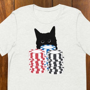 T-shirt chats adorent jouer, chat noir avec des jetons de poker, parfait pour les amoureux des chats et les amateurs de jeux de cartes