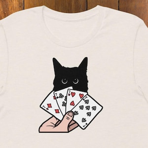 Camiseta Bluffing Cat, gato negro contra mano de póquer de cuatro cartas iguales, perfecta para amantes de los gatos, entusiastas de los juegos de cartas y fanáticos del póquer