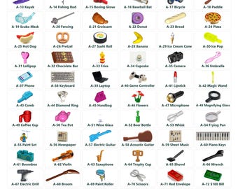 Op de afbeelding: Een rasteroverzicht getiteld CHOOSE AN ACCESSORY met 95 kleine plastic speelgoedartikelen gelabeld van A-01 tot A-96. Elk item wordt weergegeven met de bijbehorende code en naam, inclusief sportartikelen, voedsel en gereedschappen.