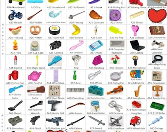 Puede incluir: Una cuadrícula de accesorios de juguete en miniatura, que incluyen un corazón rojo, una pelota de baloncesto, un patín de hielo y una caña de pescar. Otros artículos incluyen un cruasán, un ordenador portátil y un oso de peluche.