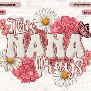 K&ouml;nnte beinhalten: Wei&szlig;es und rosafarbenes Blumenmuster mit einem Schmetterling und dem Text "This Nana Prays" in wei&szlig;en Buchstaben mit rosa Umrandung.