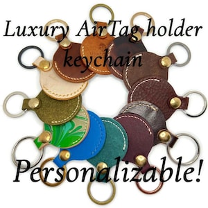 Puede incluir: Una variedad de porta llaves AirTag de cuero en diferentes colores y patrones. Cada porta llaves tiene un anillo de metal para sujetar llaves. El texto "Luxury AirTag holder keychain" y "Personalizable!" es visible en la imagen.