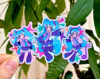 Könnte beinhalten: Drei bunte Aufkleber mit einer Comicfigur mit blauen Haaren und einem lila Outfit. Die Figur ist in verschiedenen Posen, mit einem rosa, blauen und lila Hintergrund.