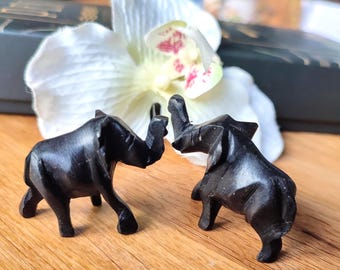 アンティークの手彫り黒檀製象の置物（鼻を上げたポーズ）高さ8.5