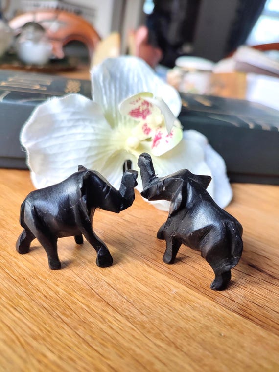 手彫りの黒檀象の置物：アフリカ産黒檀ペア - Etsy 日本