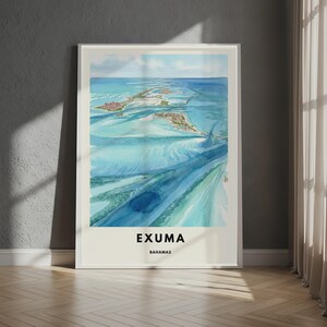 Puede incluir: Una lámina de arte mural vertical con una vista aérea en acuarela de las islas Exuma en las Bahamas, que muestra aguas oceánicas de color turquesa y azul profundo, bancos de arena y pequeñas masas de tierra. El texto EXUMA BAHAMAS está impreso en negro.