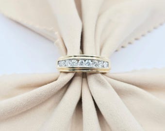 10K Solid Yellow Gold Designer Single Row Diamond Wedding Band Ring - Size 8