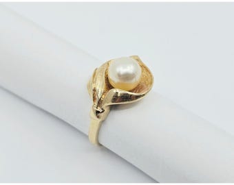 Beautiful 14K Karat Solid Yellow Gold Designer Pearl Flower Shaped Ring - Size 6