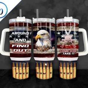 Könnte beinhalten: Drei Edelstahlbecher mit weißem Griff und Deckel. Die Becher zeigen ein amerikanisches Flaggenmuster mit einem Weißkopfseeadler, gekreuzten Gewehren und dem Text "Come and Take It", "Around and Find Out" und "Freedom Seeds".