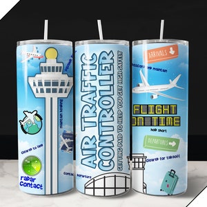Op de afbeelding: Een blauwe en witte tumbler met een ontwerp van een luchthaventoren, vliegtuigen en de tekst "Air Traffic Controller" en "Getting paid to help you get high safely".