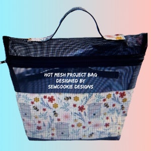 Pode incluir: Uma bolsa de projeto de malha preta com fecho de correr e estampa floral. A bolsa tem uma al&ccedil;a e uma etiqueta que diz "HOT MESH PROJECT BAG DESIGNED BY SEWCOOKIE DESIGNS".