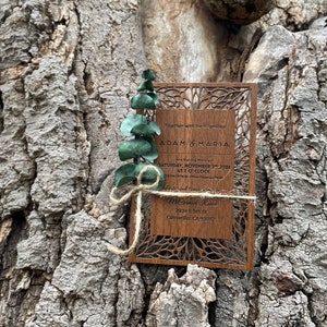 Personalisiertes Einladungsset aus Holz Rustikale Hochzeitseinladung aus Holz Florale Hochzeitseinladung Individuelle Hochzeitseinladungen Geringe Menge Bild 2