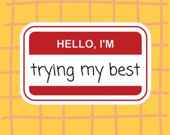 以下が含まれることがあります： 赤と白の名札デザインのステッカー。「HELLO, I'M」が上部にあり、手書き風のフォントで「trying my best」が下に書かれています。背景は黄色の格子模様です。