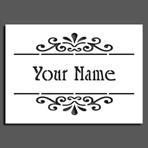 Puede incluir: Un cartel imprimible en blanco y negro con un adorno decorativo en la parte superior e inferior. El texto "Your Name" está centrado en el cartel.