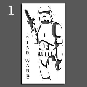 Puede incluir: Plantilla en blanco y negro de un Stormtrooper de Star Wars sosteniendo un bláster. La plantilla está etiquetada como "STAR WARS" en el lado izquierdo.