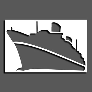 Puede incluir: Silueta en escala de grises de un crucero, con un contorno blanco y un efecto de sombra. La proa, la superestructura y las chimeneas del barco están claramente definidas sobre un fondo gris oscuro. El diseño es simple y gráfico.