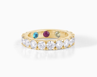 Anillo de aniversario con alianza de oro amarillo, moissanita y piedras de nacimiento personalizadas.