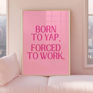 Born To Yap Forced To Work プリント、プロフェッショナルな Yapper Sassy ポスター、面白いガーリーアート装飾、キュービクルオフィスの壁アート、かわいいピンクの寮の装飾