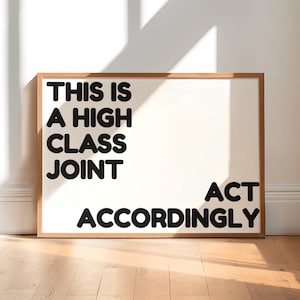 Questa è una stampa di alta classe, poster con citazione divertente "Agisci di conseguenza", grazioso poster orizzontale neutro e funky per la decorazione di appartamenti, stile preppy da parete.