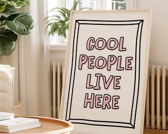 Coole mensen wonen hier print, minimalistische typografie poster, moderne trendy woonkamer kunst, grappig citaat thuis, retro slaapzaal digitale download