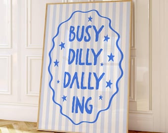 Busy Dilly Dallying Print, lustiges Zitat, schrulliges Wandbild, Blaues Typografie Plakat, adrette Wohnung Kunst Trendy Wohnheim Dekor, DIGITALER DOWNLOAD