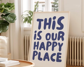 Stampa This Is Our Happy Place, poster con tipografia blu alla moda, cartello di benvenuto con citazione positiva, arte edificante, arredamento per appartamenti, DOWNLOAD DIGITALE