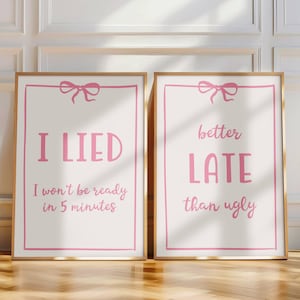 I Lied I Won&#39;t Be Ready In 5 Minutes Better Late Thren Ugly 2er-Set Drucke Ankleidezimmer Kunst, lustiges Wohnheimzitat, rosa kokettes Schrankposter