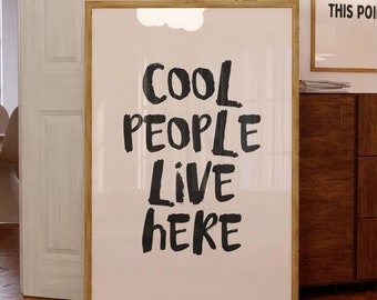 Print coole mensen wonen hier | Typografieposter | Neutraal decor | Minimalistische print | Moderne woonkamerkunst | Grappig citaat voor thuis | Slaapzaal