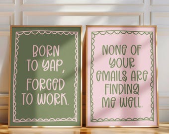 Pode incluir: Duas impressões de arte emolduradas com molduras douradas e bordas decorativas. Uma impressão é verde com o texto "BORN TO YAP, FORGED TO WORK." A outra é rosa com o texto "NONE OF YOUR EMAILS ARE FINDING ME WELL."