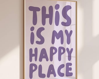 Questo è il nostro poster Happy Place Purple Wall Art, stampa tipografica alla moda per l'arredamento dell'appartamento, cartello di benvenuto con citazione positiva, download di arte edificante