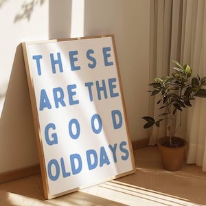 This Are The Good Old Days, poster met positieve quote, print boven bank, blauwe typografie minimalistisch decor, kunst aan de muur woonkamer, digitale print