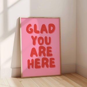 Impresión "Me alegro de que estés aquí" / Arte de pared en rosa y rojo / Póster de tipografía de moda / Decoración de apartamentos / Letrero de bienvenida con cita positiva / Arte de entrada