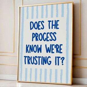 Weet het proces dat we erop vertrouwen? Grappig citaat blauwe strepen muurkunst, motiverende poster, thuiskantoor print, trendy bureaudecoratie