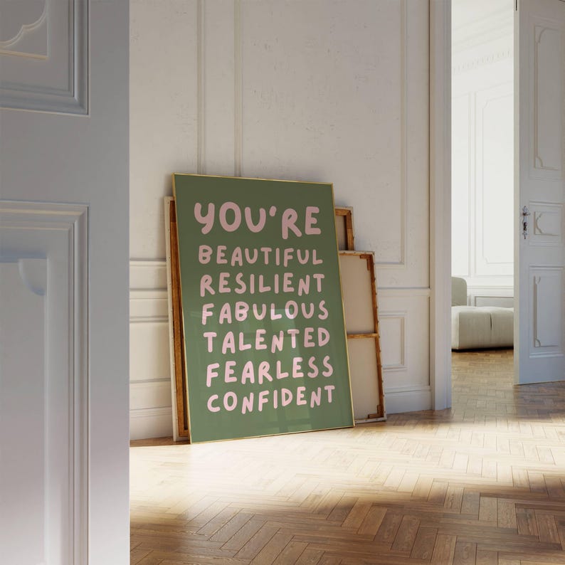 Op de afbeelding: Een groene canvas print met de woorden "You're Beautiful Resilient Fabulous Talented Fearless Confident" in roze letters.