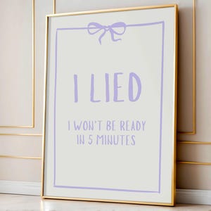 I Lied I Won&#39;t Be Ready In 5 Minutes Print Dressing Room Wall Art Lustig Badezimmer Zitat Trendy Lila Wohnheim Schrank Poster DIGITAL DOWNLOAD