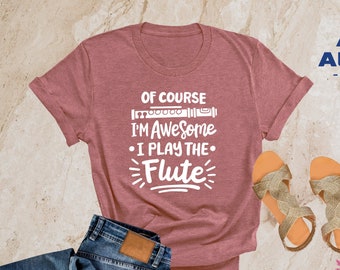 Peut inclure: T-shirt en mauve heather avec un texte blanc qui dit "Bien sûr, je suis génial - Je joue de la flûte" avec un graphique d'une flûte au-dessus du texte.