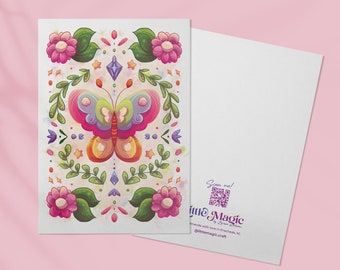 Könnte beinhalten: Ein bunter Schmetterling mit rosa, grünen, gelben und blauen Flügeln ist von Blumen, Blättern und Sternen umgeben. Der Hintergrund ist ein hellrosa Aquarell. Der Text "Scan me! Little Magic" befindet sich in der rechten unteren Ecke des Bildes.