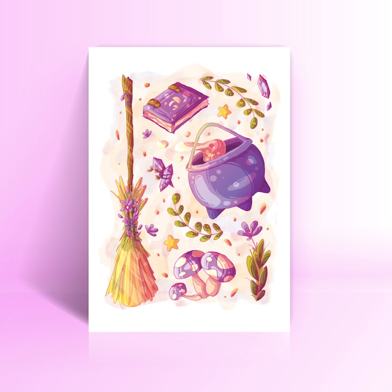 Puede incluir: Una ilustraci&oacute;n caprichosa que presenta un caldero morado con una poci&oacute;n arremolinada, una escoba, un libro, hongos y ramitas de lavanda. El fondo es una suave acuarela de color amarillo y rosa.