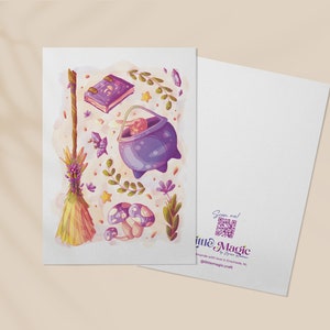 Puede incluir: Un caldero morado con una peque&ntilde;a criatura rosa en su interior, una escoba amarilla con flores de lavanda, un libro cerrado con una cubierta morada y algunos hongos y estrellas sobre un fondo amarillo claro. El texto "Scan me! Little Magic" est&aacute; en la esquina inferior derecha de la imagen.