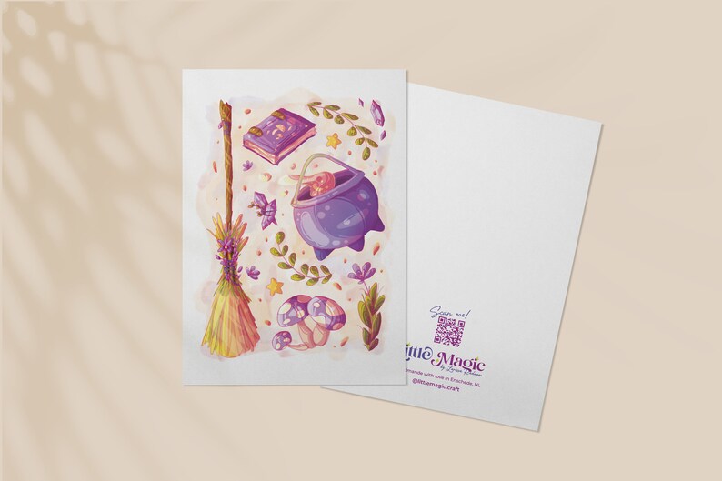 Puede incluir: Un caldero morado con una peque&ntilde;a criatura rosa en su interior, una escoba amarilla con flores de lavanda, un libro cerrado con una cubierta morada y algunos hongos y estrellas sobre un fondo amarillo claro. El texto "Scan me! Little Magic" est&aacute; en la esquina inferior derecha de la imagen.