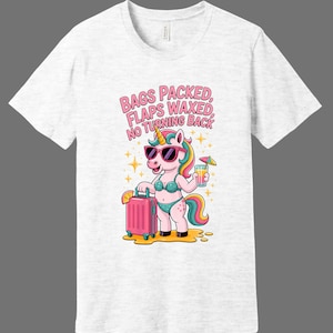 Può includere: Una t-shirt bianca mélange con la grafica di un unicorno rosa che indossa occhiali da sole e un bikini verde acqua, mentre tiene una valigia rosa e una bevanda tropicale. Il testo recita: BAGS PACKED, FLAPS WAXED, NO TURNING BACK. Stelle gialle.