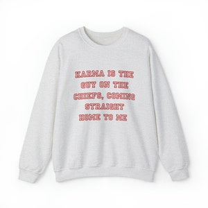 Karma ist der Typ auf den Häuptlingen, die direkt zu mir nach Hause kommen Sweatshirt, Unisex Heavy Blend ™ Rundhals-Sweatshirt, TS Sweatshirt
